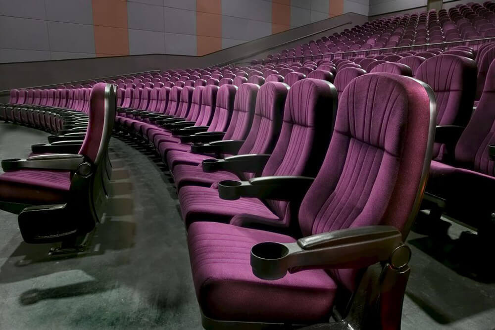 Фиолетовые кресла кинотеатра