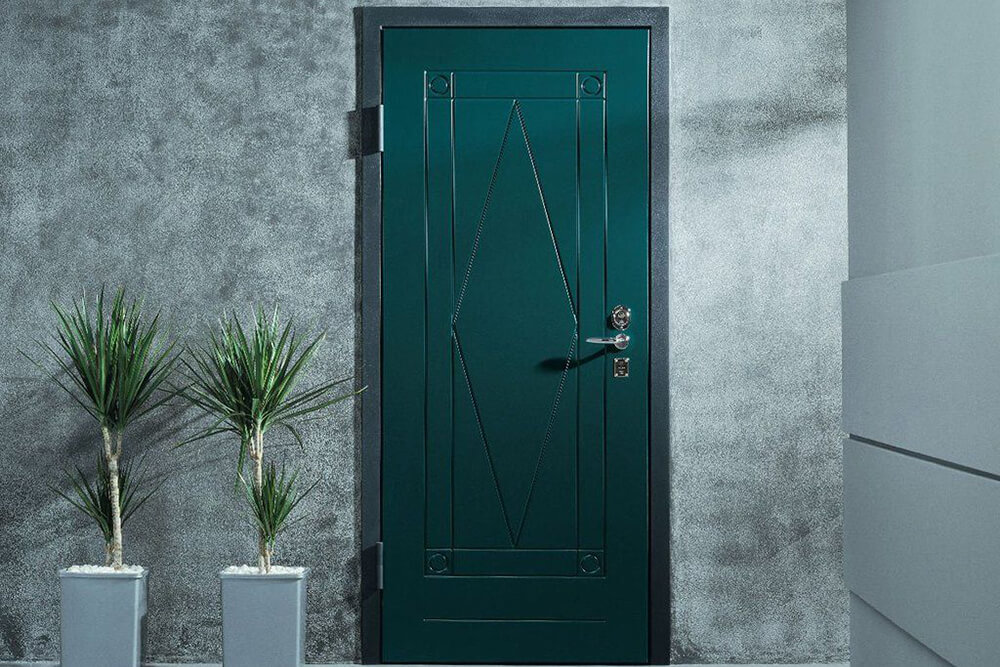 Темно-зеленая входная дверь квартиры